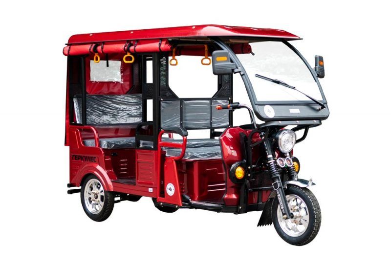 Даун синдромы немесе церебральды сал ауруы бар адамдар бейнеленген порно Әйел бағанаға отырды