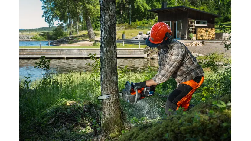 Акумуляторна пила Husqvarna 242i KIT з АКБ та ЗП фото 2 купити в Україні