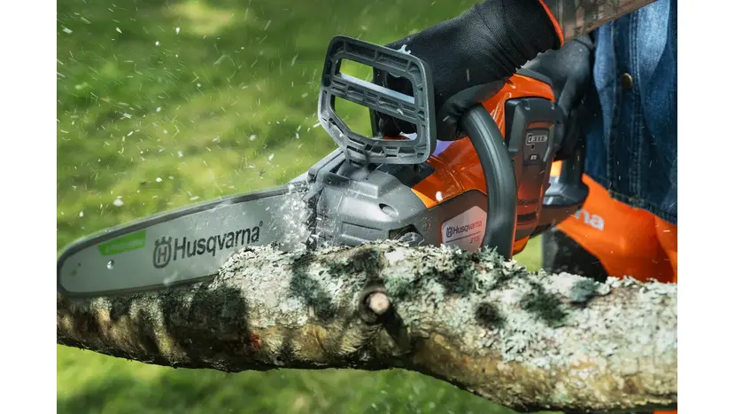 Акумуляторна пила Husqvarna 215i KIT з АКБ та ЗП фото 4 купити в Україні