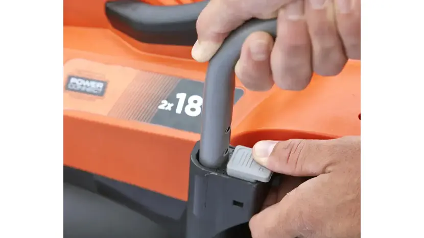 Газонокосарка акумуляторна Black&Decker BCMW 3318L2 фото 3 купити в Україні