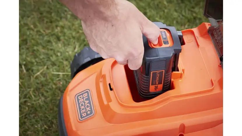Газонокосарка акумуляторна Black&Decker BCMW 3336L2 фото 2 купити в Україні