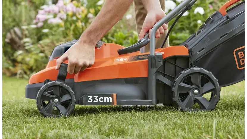 Газонокосарка акумуляторна Black&Decker BCMW 3318L2 фото 6 купити в Україні