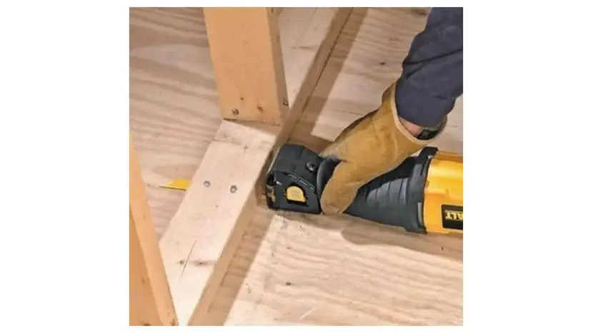 Пила шабельна мережева універсальна DeWALT DWE305PK фото 5 купити в Україні