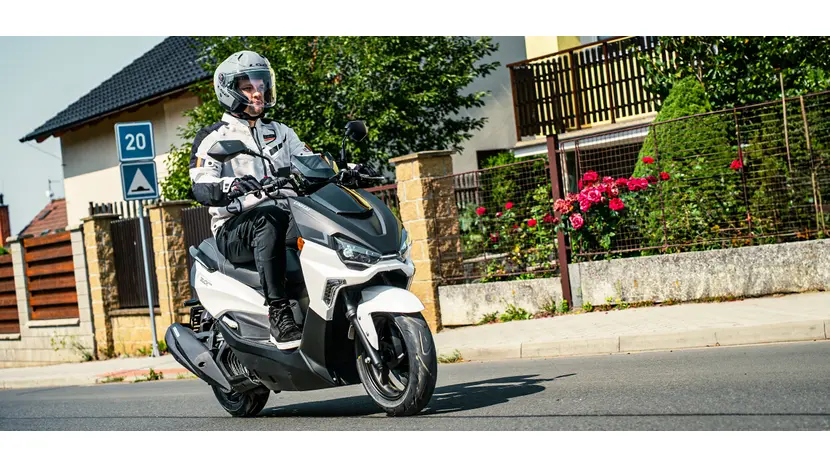 Скутер Linhai Buck 125 фото 2 купити в Україні